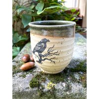 Handgefertigte Tasse in Olivgrün Mit Krähe Auf Ast - 350 Ml Keramiktasse Handgefertigte Tasse in Olivgrün Mit Krähe Auf Ast - 350 Ml Keramiktasse von VersandderkleinenHex