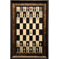 An Der Wand Befestigtes Schachbrett Aus Schwarzem Ahorn Mit Schwarzgoldenem Rahmen Und Verschiedenen Schachfiguren An Der Wand Befestigtes Schachbrett Aus Schwarzem Ahorn Mit Schwarzgoldenem Rahmen Und Verschiedenen Schachfiguren von Verticalchessandmore