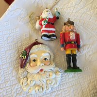 3 Christbaumschmuck. Keramik Santa Holding Ein Spielzeug Soldat. Zusammengesetztes Weihnachtsmanns Gesicht Und Bart Plastiknussknacker von VeryVictorianStudio