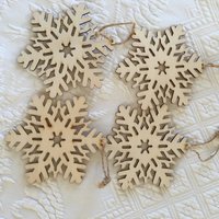 4 Holz Ausgeschnitten Snowflake Ornamente. Hängen Am Weihnachtsbaum, Akzent Mittelstücke Oder Einsatz in Craft-Projekte von VeryVictorianStudio
