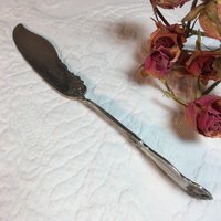 Antik Silber Platte Buttermesser Aus Rogers Und Sohn. Griff Gedreht Gegenüber Verbreitung Oberfläche. Extravagant Geformte Messer Mit Blume Wirbelt von VeryVictorianStudio