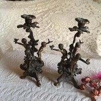 Antike Bronzene Kerzenständer Mit Drei Jungen, Die Vögel Halten, Sich Von Der Mitte Weglehnen. Dreibeinige Basis. Geformte Blätter Und Wirbel von VeryVictorianStudio