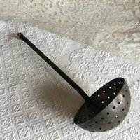 Antike Große Eisen-Siebkelle. Geschwungenes Griffende Zum Aufhängen. Dunkle Silberfarbe, Gut Gemacht Und Schwer. Große Sieblöffel Oder Schöpfkelle von VeryVictorianStudio