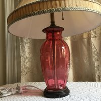 Antike Mary Gregory Lampe. Tiefrosa Glas Mit Weißer Emaille Gemälde Von Junge Am Zaun Boden, Pflanzen Und Baum. Messing Doppelbirnenlampe von VeryVictorianStudio