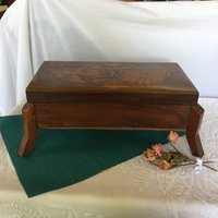 Antike Primitiv-Mans-Aufbereiter-Box. Geätzter Adler Mit Fahne Und Ölzweig Im Maul, Schild Stern Auf Der Brust. Innenregal, Breite Beine von VeryVictorianStudio