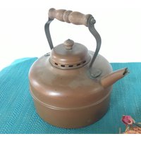 Antiker Kupfertee Mit Holzstationäre Top-Handle Und Holzknob Auf Lid. Solid Well Made Copper Tea Kettle. Vent Holes In Antiker Kupfertee Mit Holzstationäre Top-Handle Und Holzknob Auf Lid. Solid Well Made Copper Tea Kettle. Vent Holes In von VeryVictorianStudio