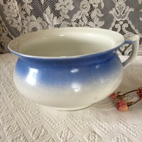 Antiker Nachttopf, Globe China Nachttopf. Porzellan Bleu Spritzer Weißer Nachttopf Mit Henkel Antiker Nachttopf, Globe China Nachttopf. Porzellan Bleu Spritzer Weißer Nachttopf Mit Henkel von VeryVictorianStudio