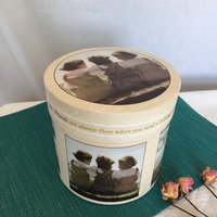 Aufbewahrungsbox Mit Kinderbildern Auf Der Außenseite Und Positiven Worten in Gold Tan Um Die Spitze Dem Deckel. Es Sagt Freunde... Helfende Hand von VeryVictorianStudio