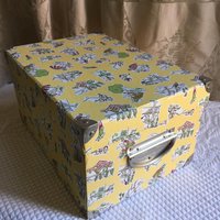 Dekorative Papierbezogene Aufbewahrungsbox Mit Metallschutzecken Und Ende Metallschaukelgriffen. Selbstgestaltetes Innenfutter. Zusammen Zeit Sport von VeryVictorianStudio