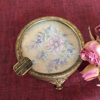 Jahrgang Pastell Petit-Point-Schälchen. Blumen Petit Point-Kommode-Pin-Schale. Umfunktionierten Ausgefallene Schale von VeryVictorianStudio