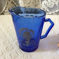 Jahrgang Shirley Temple Krug Mit Ihr Bild Auf Einer Seite Und Ein Wabendesign in Das Glas Der Anderen. Childs Kobaltblau von VeryVictorianStudio