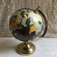 Kleiner Vintage Globus Mit Schwarzem Motiv Der Ozeane. Messing Halter Und Basis. Ideal Für Ein Büro von VeryVictorianStudio