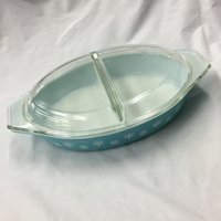 Vintage 1 1/2 Qt. Blaue Pyrex Geteilte Servierschüssel Mit Deckel. Schneeflocke Entworfen Ovalförmige Servierplatte von VeryVictorianStudio