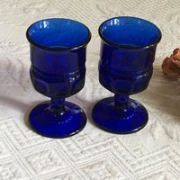 Vintage 2 Kobaltblau Daumen Druck Design Footed Shot Gläser. Grenzen Im Glas Über Und Unter Den Daumenabdrücken. Likör-Brille von VeryVictorianStudio