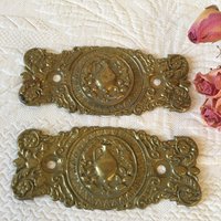 Vintage 2Tlg. Gold Metall Dekorative Kommode Ornamente. Geformte Rückseite. Urne Center Medaillon. Wiederverwendung Für Bastelprojekte von VeryVictorianStudio