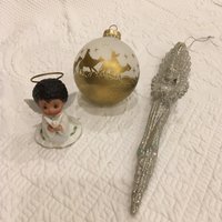 Vintage 3 Weihnachtsanhänger. Langer Großer Engel Mit Buch, Kugel Gold Bethlehem Motiv Und Enesco Schwarzer Keramik Vogel von VeryVictorianStudio