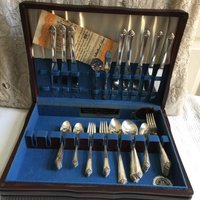 Vintage 8 Gedeck Original Rogers & Bro. Verstärkte Silberplatte in Der Brust. Jeweils Stück Plus 4 Servierstücke, Aber 16 Teelöffel. 52 Vintage 8 Gedeck Original Rogers & Bro. Verstärkte Silberplatte in Der Brust. Jeweils Stück Plus 4 Servierstücke, Aber 16 Teelöffel. 52 von VeryVictorianStudio