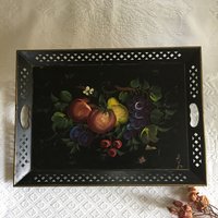 Vintage Americana Folk Art Tablett, Schwarze Tablett Mit Hand Bemalt Obst Und Openwork Designs Rund Um Den Rand. Nash Co. Products, New York von VeryVictorianStudio