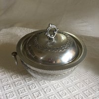 Vintage Ankerware Everlast Dish. Deckeldose Aluminium Servierschale Mit Bordüren Aus Blattmotiven Und Schwingenden Ringen An Den Seiten von VeryVictorianStudio