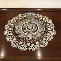 Vintage Baumwolle Gehäkelt Runder Tisch Topper Doily. Toll Für Unteres Mittelstück Oder Pflanze. Gekalkter Äußerer Rand. Wunderschönes von VeryVictorianStudio