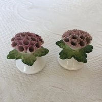 Vintage Blumen in Vase Salz - Und Pfefferstreuer. Weiße Vasen Mit Einem Kreis Von Grünen Blättern Dann Einen Blumenstrauß von VeryVictorianStudio