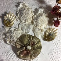 Vintage Braut Akzente. 3 Tape Borten Blumen Und Blätter, Eine Kreisrunde Stoffblume Mit Verschnörkelter Perlenmitte Ein Paar Oversized Ohrringe von VeryVictorianStudio