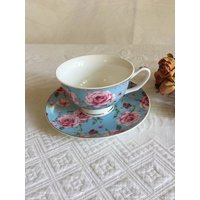 Vintage Btat Tasse Und Untertasse Set. Brauen Sie Zu Einem Tee Floral Blue Hintergrund Mit Rosa Rosen Untertasse. Gold Metallic Linie Detaillierung von VeryVictorianStudio