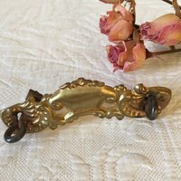 Vintage Dekorative Kommode Ornament. Geformte Gold Pull Back. Wiederverwendung Für Andere Bastelprojekte von VeryVictorianStudio