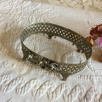 Vintage Dekorativer Halter. Ovale Kommode Oder Schüsselhalter Mit Rosen Auf Der Vorderseite Und Vier Beinen. Kleine Biegbare Halter Am Unteren Rand von VeryVictorianStudio