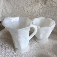 Vintage E O Brody Milchglas Opak Sockel Vase Oder Krug Mit Geprägten Trauben Clustern Und Blättern. Wunderschöne Accessoires Stücke von VeryVictorianStudio