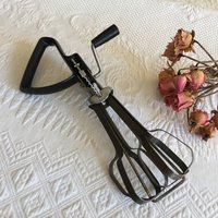 Vintage Ei Beaters Seite Halten Rotary Beaters. Ekco Egg Beater von VeryVictorianStudio
