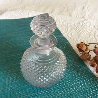 Vintage Gepresste Glasflasche Mit Stopper. Leicht Rosa Klare Runde Flasche Diamant-Designs. Ideal Für Badesalze Oder Öl von VeryVictorianStudio