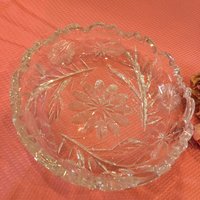 Vintage Geschliffene Glaskristall Runde Schüssel. Stiele Mit Blätter Und Blumen Plus Große Untere Blume. Schöne Glas von VeryVictorianStudio