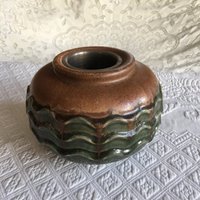 Vintage Grüner Terra Cotta Topf. Blumentopf Mit Gewellten Kammmustern An Rändern in Gold Oben. Stahl Einsatz Tasse Der Mitte Zum Einpflanzen von VeryVictorianStudio