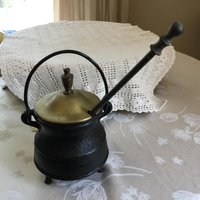 Vintage Gusseisen Feuertopf Oder Smudge Pot Und Feuer Starter Zauberstab. Gold Messing Deckel Auf Topf. Anzünder Topf Um Zu Entfachen von VeryVictorianStudio