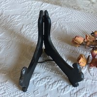 Vintage Holzständer Für Dosen, Teller, Bilder. Schwarz Holz Low Back Messing Scharniere Und Öffnungsstopp Oder High Bilderständer von VeryVictorianStudio