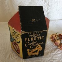 Vintage Keksausstecher Set in Originalverpackung. Sechseckförmige Box Mit Kunststoff-Plätzchenausstechern Vintage Keksausstecher Set in Originalverpackung. Sechseckförmige Box Mit Kunststoff-Plätzchenausstechern von VeryVictorianStudio