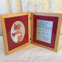 Vintage Klapp-Holzrahmen Mit Roten Oval Und Rechteck-Matten. Ein Rot-Weiß Gesteppt Sunbonnet Sue Ist Im Gerahmt. Aus Massivem von VeryVictorianStudio