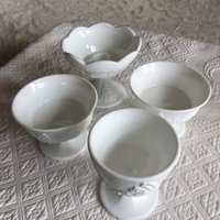 Vintage Kolonie Ernte Muster Trauben Cluster Sockel Milchglas Weiß Akzent Stücke. Kerze Kompott, Kleiner Kompott. 2 Desserts von VeryVictorianStudio