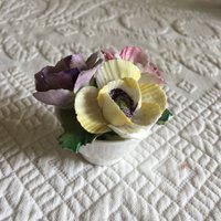 Vintage Krone Feine Knochen China Blumen in Schüssel. Miniatur-Schale Aus Lila Rosa Und Gelben Blumen von VeryVictorianStudio