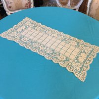 Vintage Leinen Lose Web Tischläufer Mit Trauben Und Blatt Designs Lockigem Cue Edge Rand. Schnur Gehäkelt. Lacey Tischläufer Vintage Leinen Lose Web Tischläufer Mit Trauben Und Blatt Designs Lockigem Cue Edge Rand. Schnur Gehäkelt. Lacey Tischläufer von VeryVictorianStudio