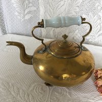 Vintage Messing Kaffee/Teekanne Mit Einem Milchglas Obergriff Und 4 Knaufbeinen. Sehr Einzigartige Bezaubernde Teekanne in Silber Interieur von VeryVictorianStudio