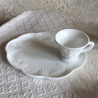 Vintage Milchglas Snack Tablett Und Tassen. Traubenküken Von Colony Ernten. Geprägte Traubenmotive. Das Angebot Gilt Für Mehrere Sets. Luncheon Set von VeryVictorianStudio