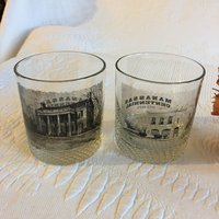 Vintage Paar 1973 Manassas Centennial Gläser. Toll Für Barware. Druck in Schwarz Auf Klarem Glas. Strukturiertes Glas Der Unterseite von VeryVictorianStudio