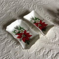 Vintage Poinsettia Pin Geschirr. Set Aus Zwei Porzellantellern Mit Winterweihnachtspflanzen. Verwenden Sie Als Kommode Geschirr Oder Auf Dem Tisch von VeryVictorianStudio