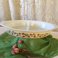 Vintage Pyrex Geteilte Servierschale in Off White Mit Goldfarbenen Eichenblättern Und Eicheln. Eingebauten Seitengriffen. Goldene Eichel von VeryVictorianStudio
