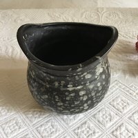 Vintage Schwarz Und Grau Keramik Steingut Vase Mit Zwei Löchern Zum Aufhängen. Pflanze Topf, Erdige Glasur Schillernden Gepunkteten Effekt von VeryVictorianStudio