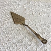 Vintage Versilberter Torten-Dessert-Server. Schwerer Geätzter Dreiecks-Server Mit Feder Designten Henkel von VeryVictorianStudio