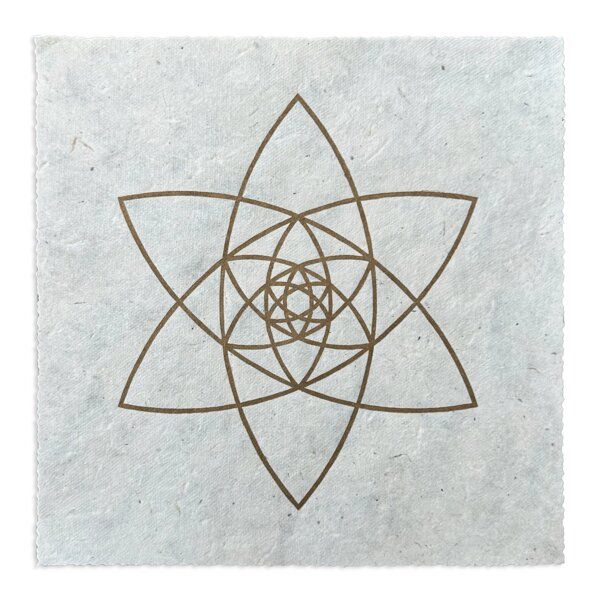 Veskor Cassiopeia BLÜTEN DER LIEBE Heilige Geometrie Linoldruck | 22 × 22 cm | Gold auf Naturweiß von Veskor Cassiopeia