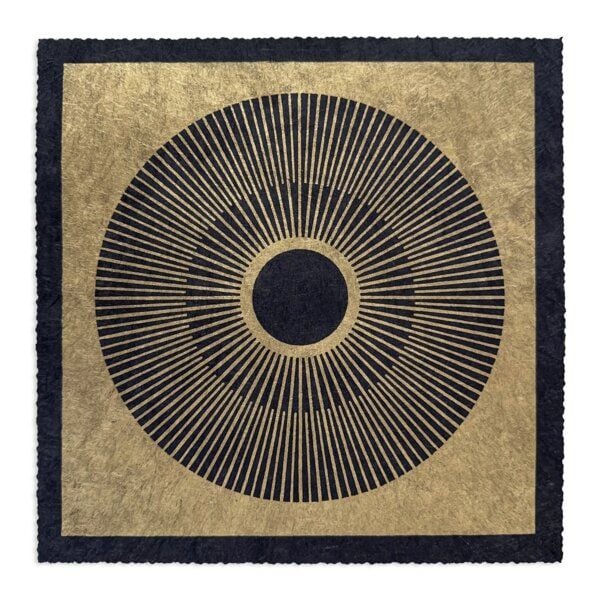 Veskor Cassiopeia CENTRAL SUN SQUARE Sonnen Linoldruck | 22 × 22 cm | Gold auf Schwarz von Veskor Cassiopeia